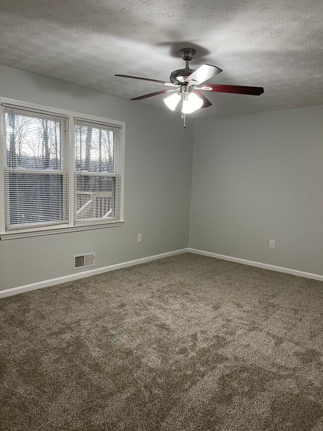 Building Photo - Split Foyer Home with Fenced Yard