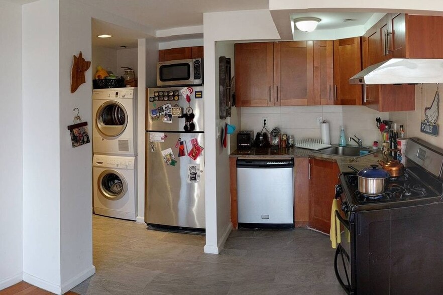 Building Photo - 426 W Broadway