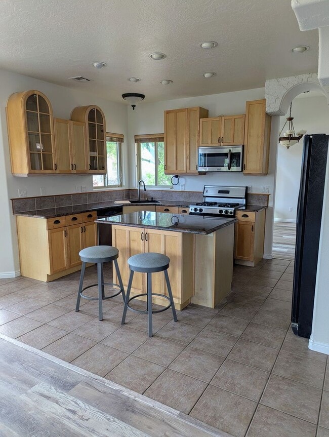 Building Photo - Santa Fe Vistas House!