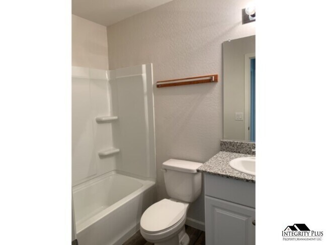 Building Photo - 4 bedroom 3 bath