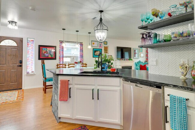 Building Photo - 1208 E 3rd St