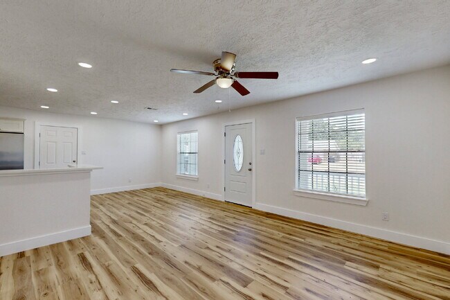 Building Photo - 3/2 Move-In Ready with Washer, Dryer, Refrigerator & Lawn Care Included!