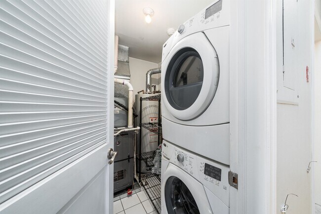 Building Photo - 452 2nd St