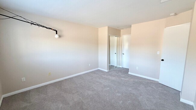 Building Photo - Charming 2 Bed / 1.5 Bath Townhome in the Heart of University Heights – Gated Community with Assi...