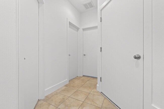 Building Photo - Contemporary Townhome Steps from Downtown/...