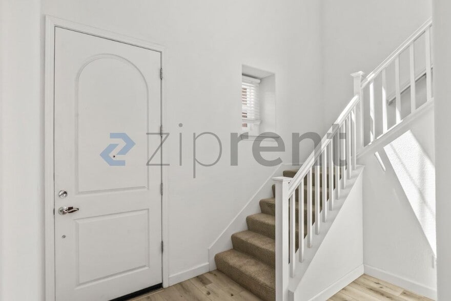 Building Photo - Unit