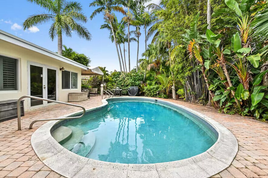 Building Photo - 2101 NE 25th St