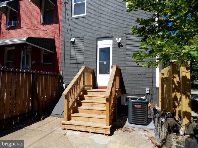 Building Photo - 301 Cornwall St