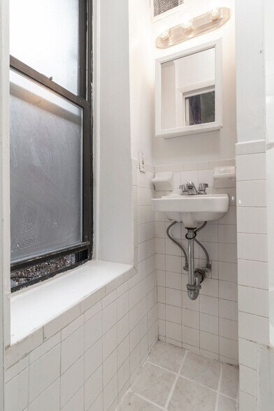 Building Photo - 320 E 96th St