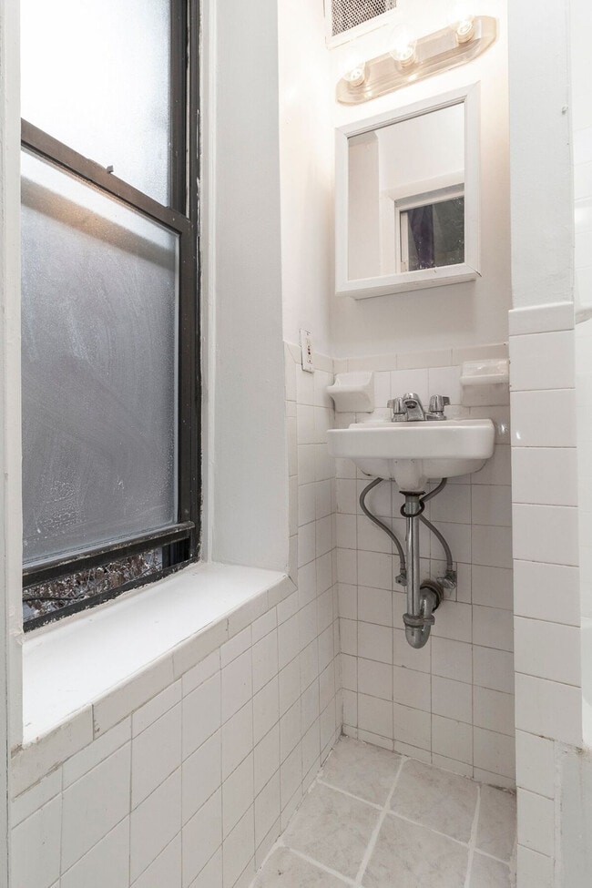 Building Photo - 335 E 94th St