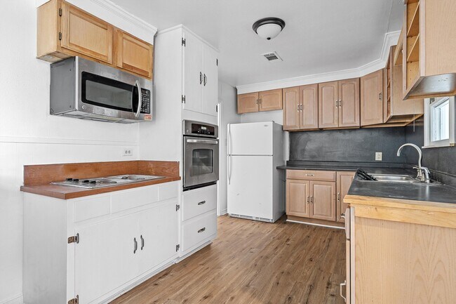 Building Photo - 3025 Mitchell Ave