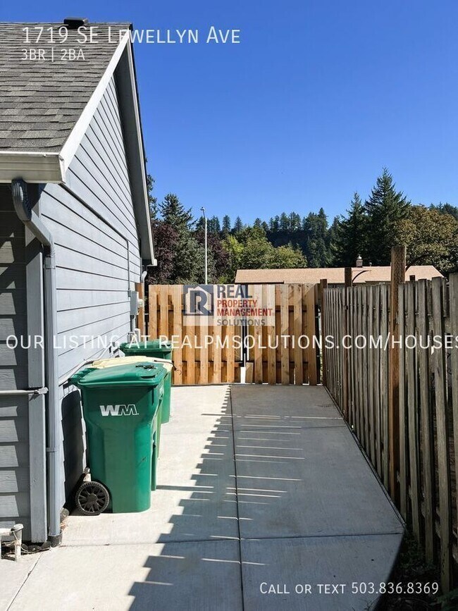 Building Photo - 1719 SE Lewellyn Ave