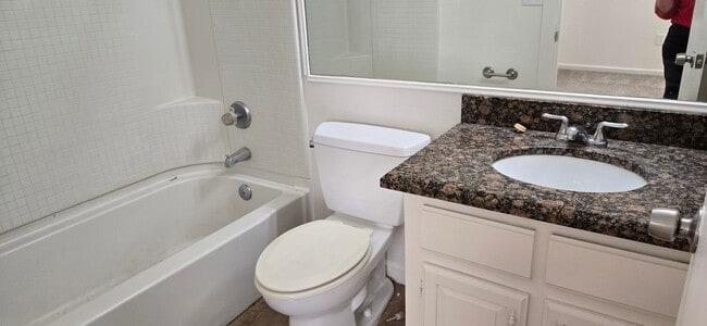 Building Photo - Beautiful 2 bedroom 2 bath Condo  New Paint and flooring throughout