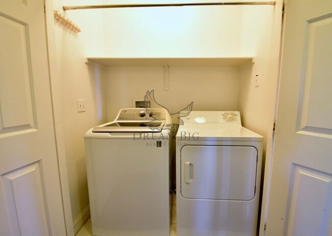 Building Photo - 10524 Autumn Pine Ave