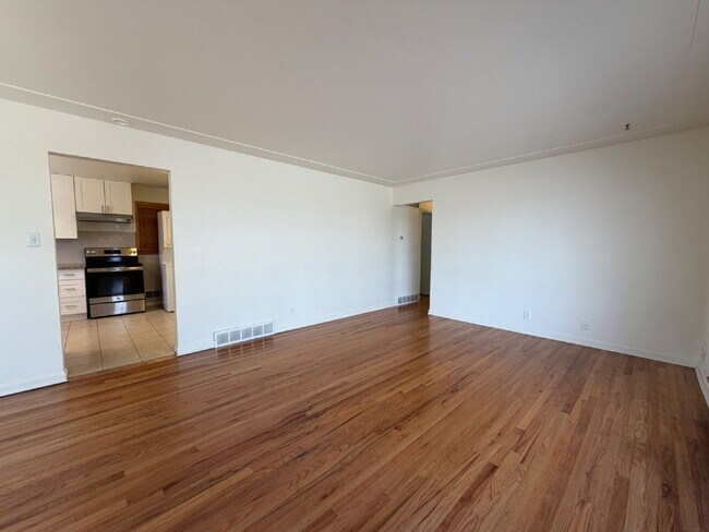 Building Photo - ~Available Now~ Beautiful 3-Bedroom Home in Northglenn – All Utilities Included!