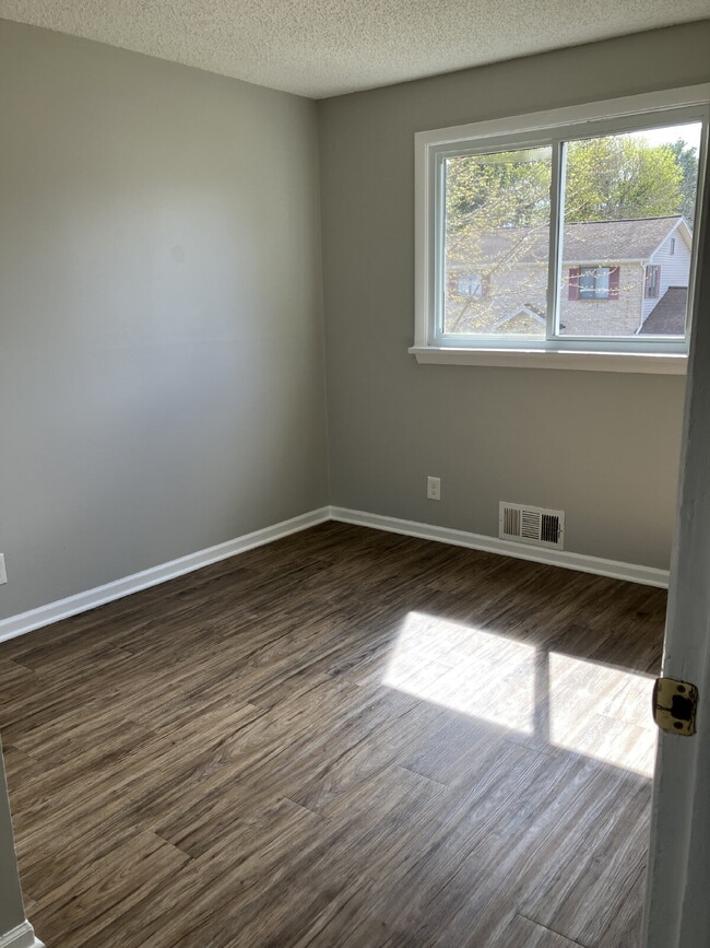 Building Photo - Available May 1!  Spacious 3 BR, 1.5 Bath in East Rochester