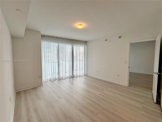 Building Photo - 475 Brickell Ave