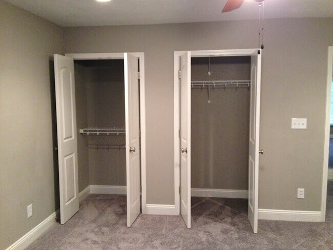 Building Photo - Quality 3 BR Townhome; Convenient to Med C...