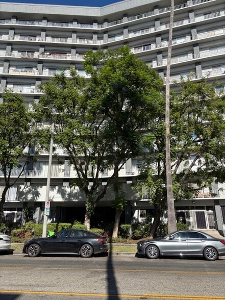 Building Photo - 100 S Doheny Dr