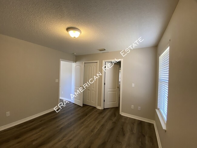 Building Photo - 2110 Bahama Dr