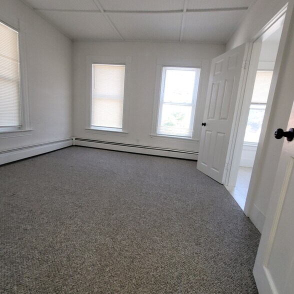 Building Photo - 414 Amory St