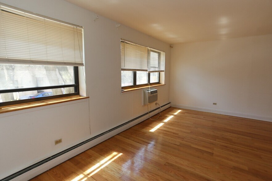 Building Photo - 502 W Briar Pl