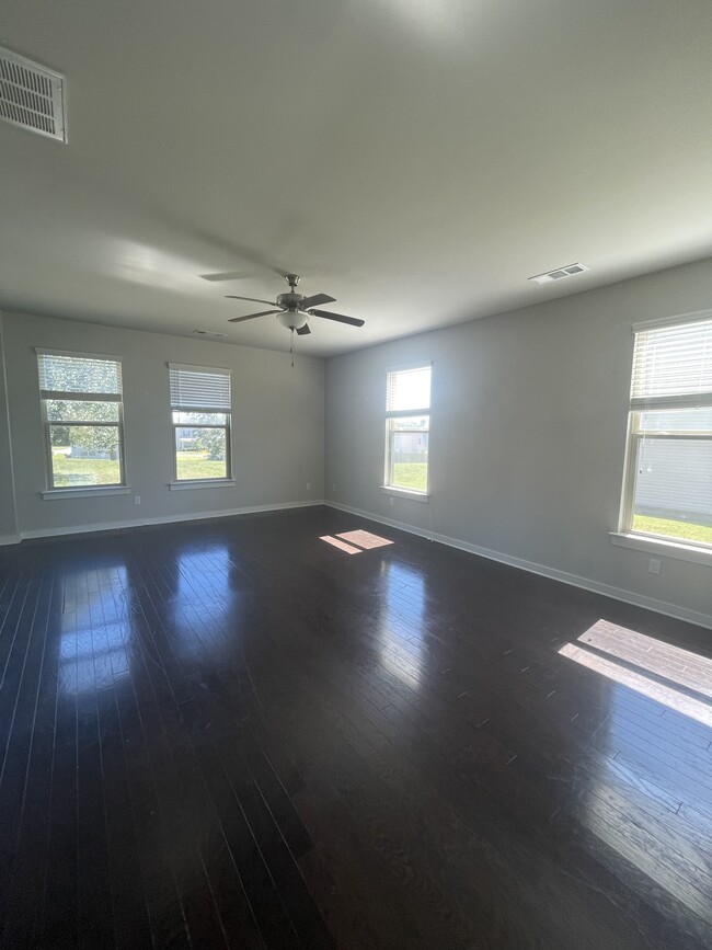 Building Photo - 3037 Commonwealth Dr