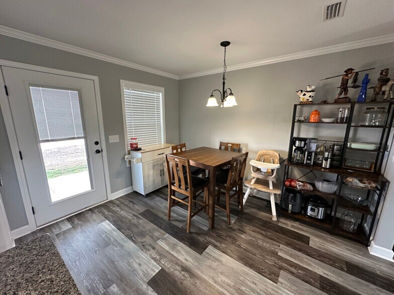 Building Photo - 231 Edith Way