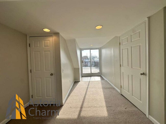 Building Photo - 3 Bedroom Home with Rooftop Views and Modern Finishes