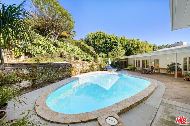 Building Photo - 11215 Sunset Blvd