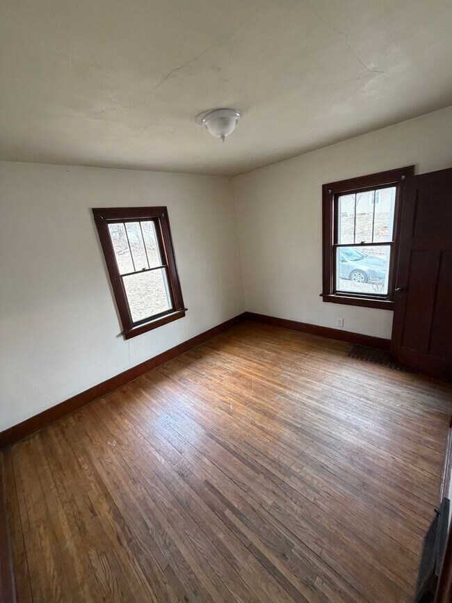 Building Photo - 2833 Chambers St