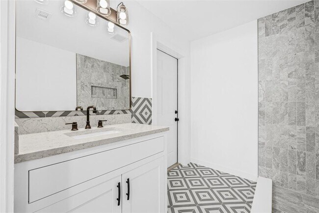 Building Photo - 4495 Clearwater Harbor Dr
