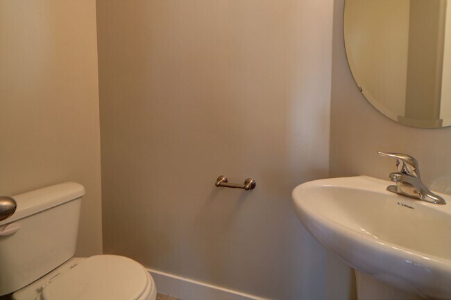 Building Photo - Pet friendly Herriman Townhome