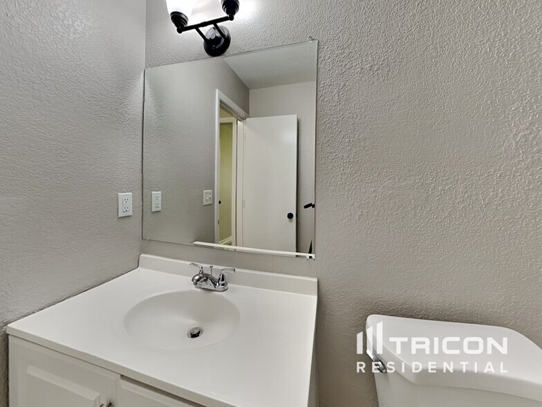 Building Photo - 3701 Sapphire Ln