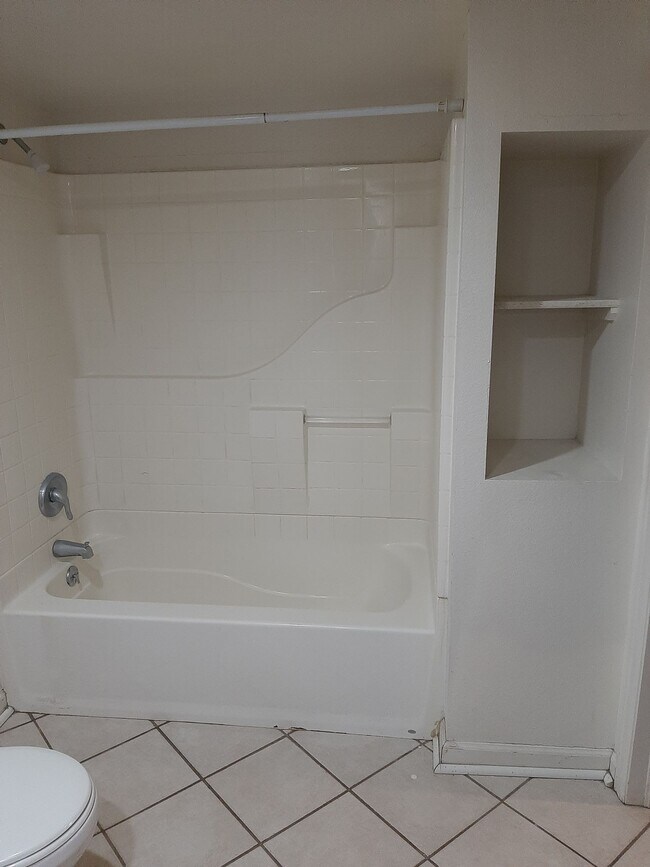 Building Photo - College Housing - 4 bedrooms