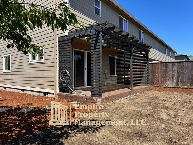 Building Photo - 618 Pine Ct