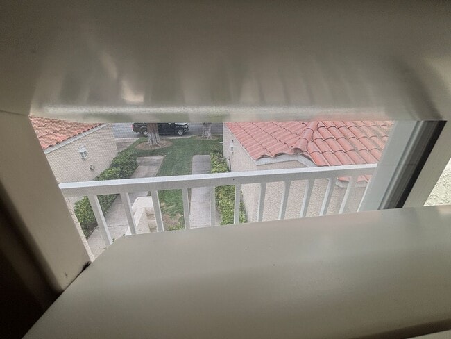 Building Photo - Beautiful 3 bed 2.5 bath townhouse in Spanish Trails!