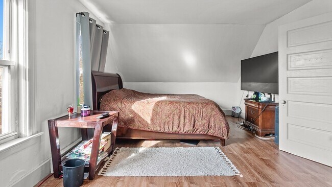 Building Photo - 6 Crescent St