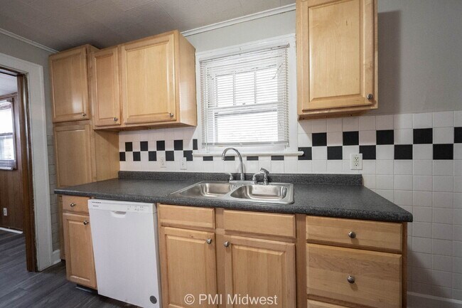 Building Photo - "Charming 2-Bedroom Retreat in Heart of In...