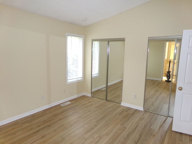 Building Photo - Tow level living