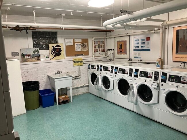 Building Photo - 988 Memorial Dr