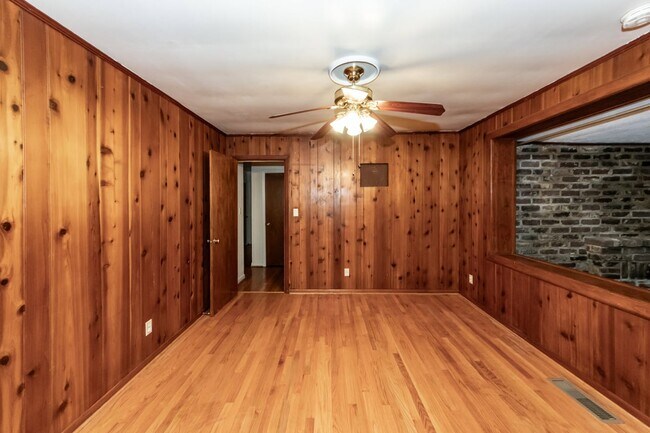 Building Photo - 453 Wade Hampton Dr