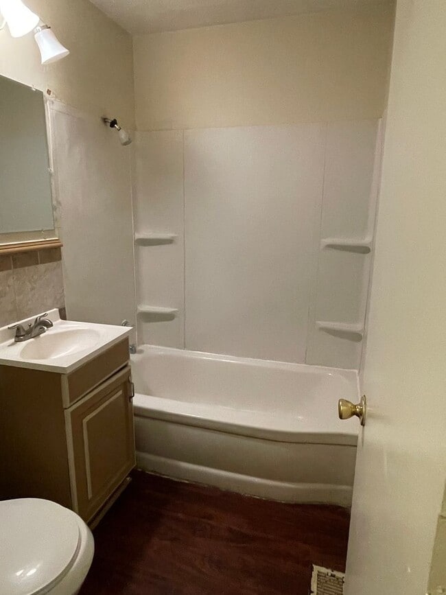 Building Photo - 3 Bedroom 1.5  Bath Home For Rent