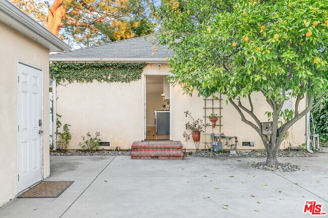 Building Photo - 12040 Landale St