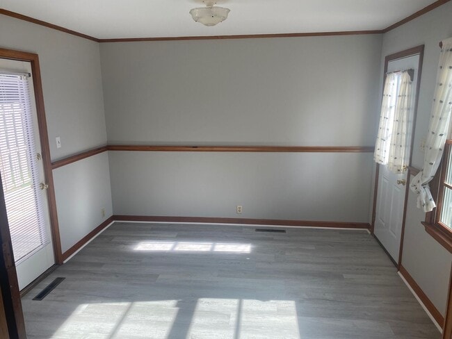 Building Photo - Great location -2BR, 2BA with Yard and Garage