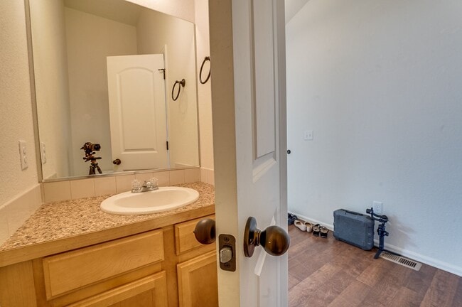 Building Photo - Beautiful 4 bed 3.5 Bath House in NE Fort Collins!