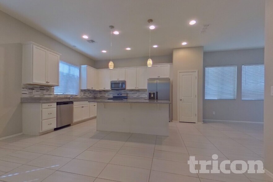Building Photo - 14989 W Wilshire Dr