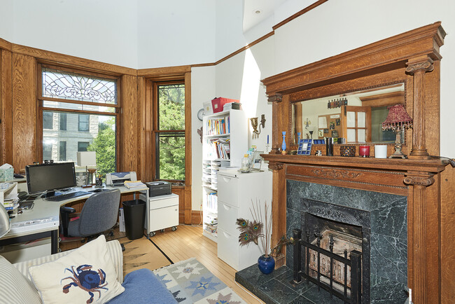 Building Photo - 1049 N Hoyne Ave