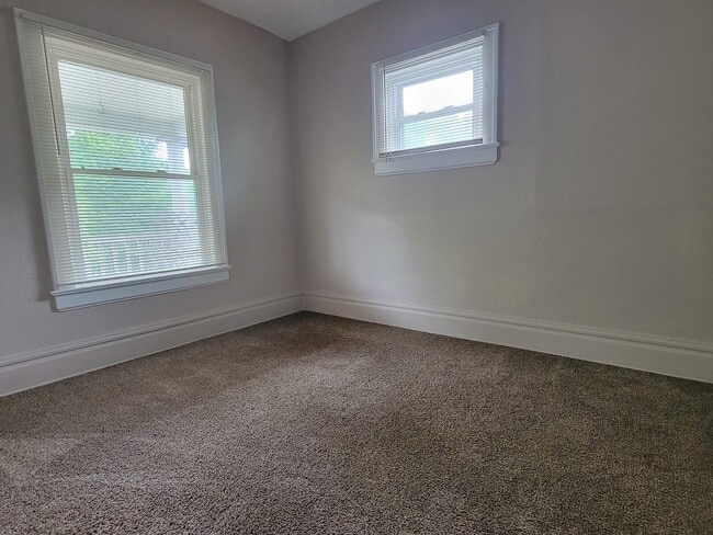 Building Photo - 299 Lloyd St