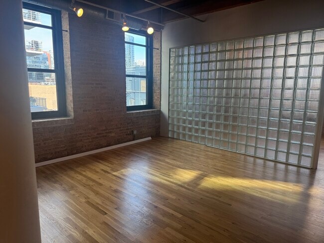 Building Photo - 14 N Peoria St